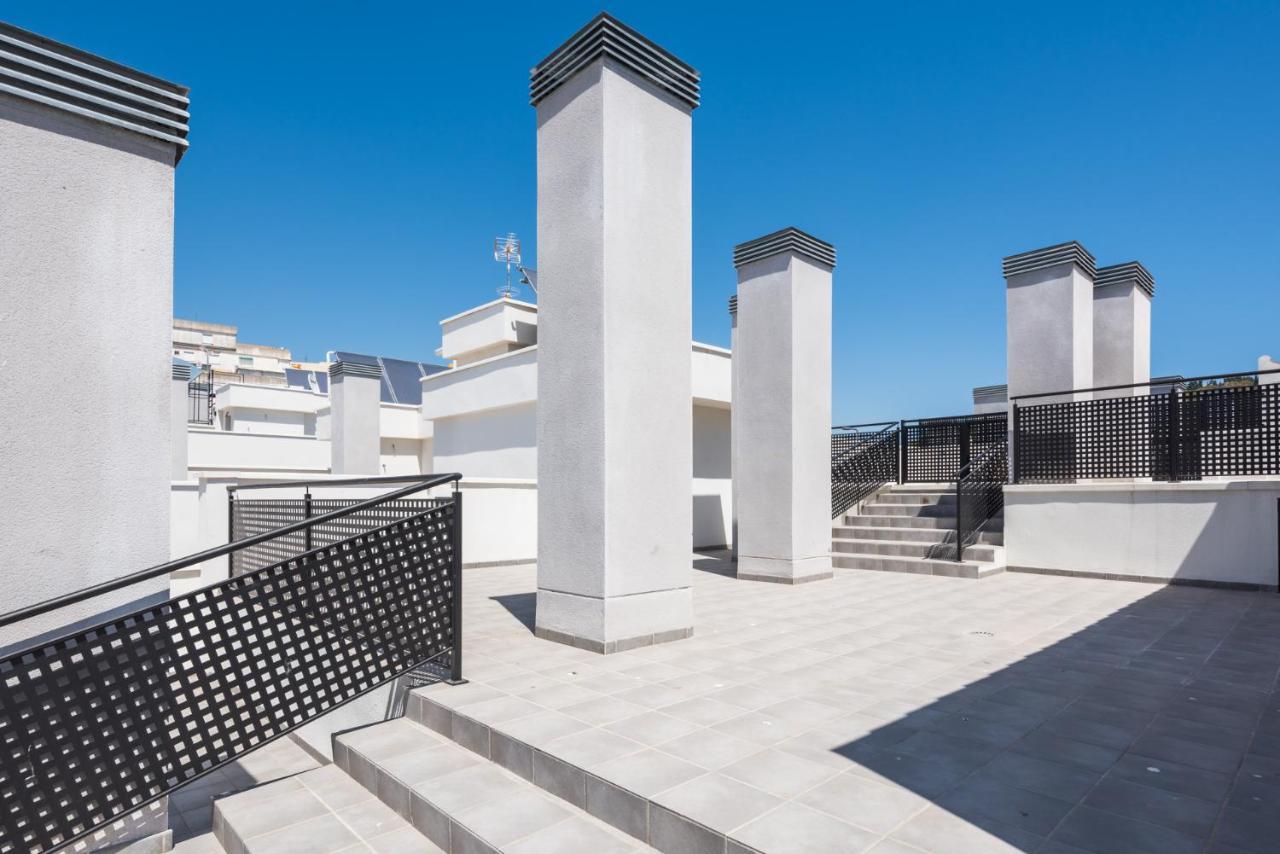 Atico Con Terraza Ac 1Hab En El Centro Y Piscina Comunitaria Apartman Málaga Kültér fotó