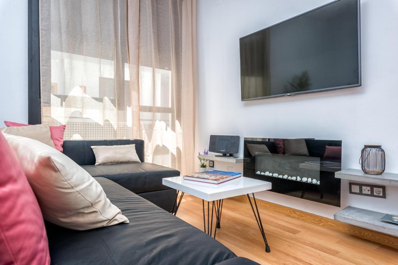 Atico Con Terraza Ac 1Hab En El Centro Y Piscina Comunitaria Apartman Málaga Kültér fotó