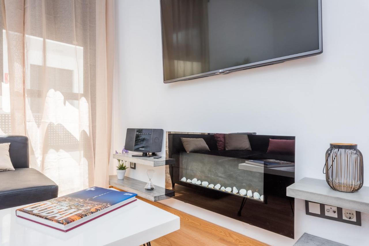 Atico Con Terraza Ac 1Hab En El Centro Y Piscina Comunitaria Apartman Málaga Kültér fotó