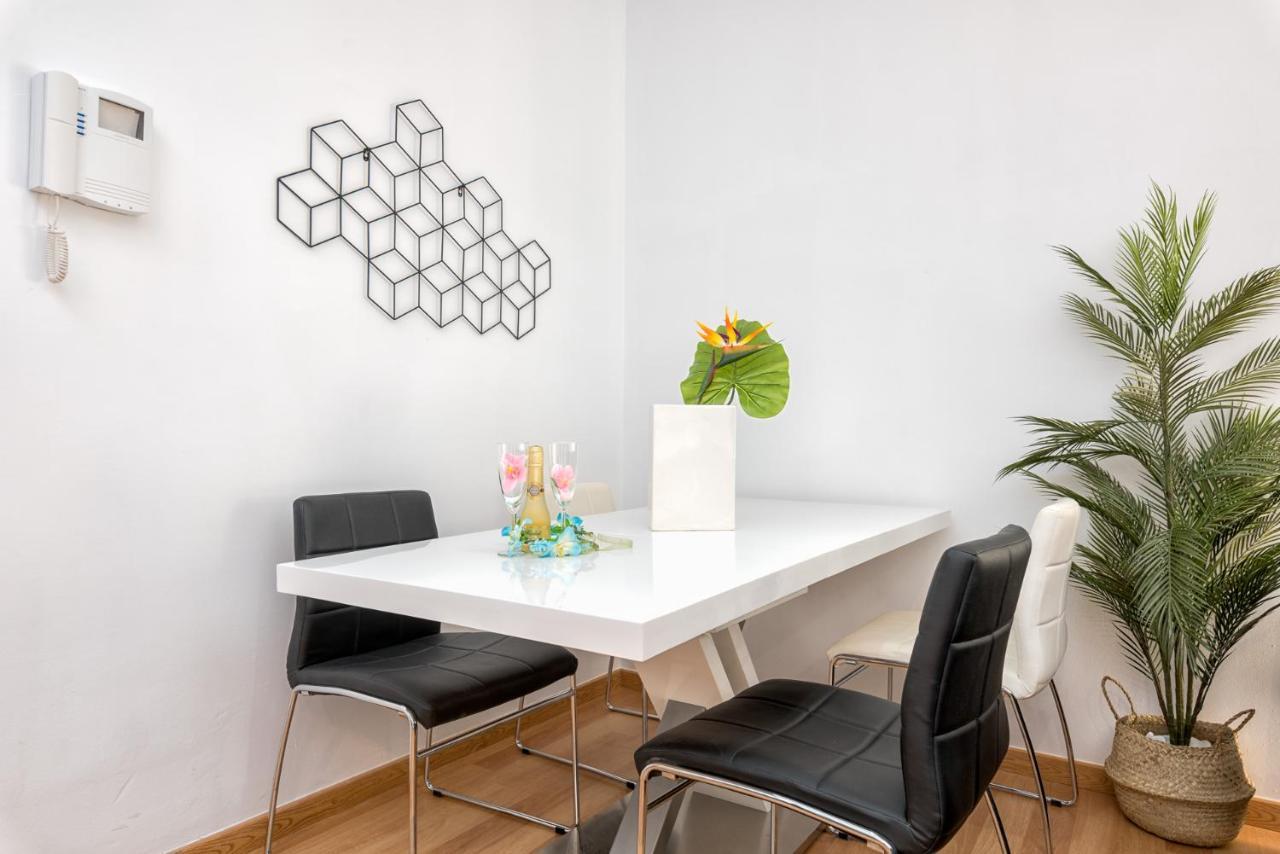 Atico Con Terraza Ac 1Hab En El Centro Y Piscina Comunitaria Apartman Málaga Kültér fotó