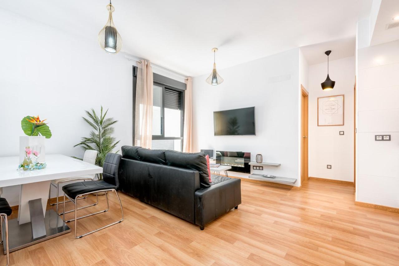 Atico Con Terraza Ac 1Hab En El Centro Y Piscina Comunitaria Apartman Málaga Kültér fotó